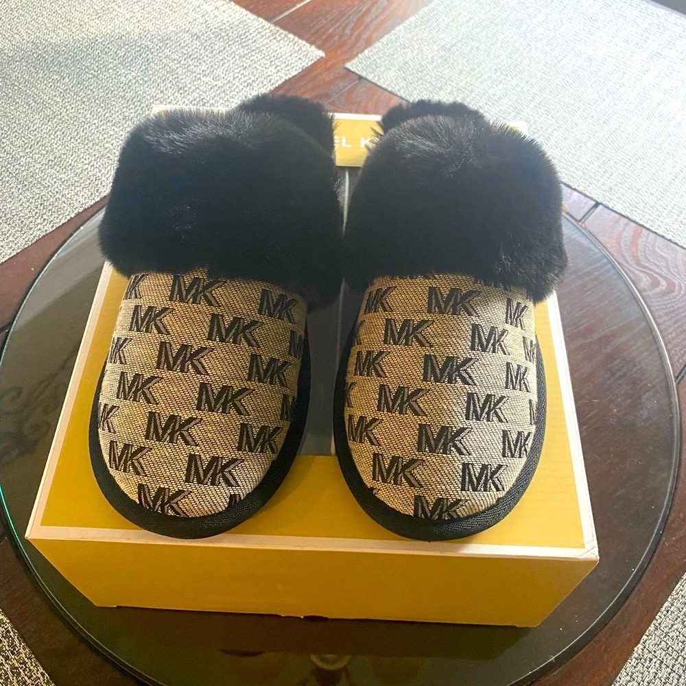 MICHAEL KORS WOMEN COZY SLIPPERS